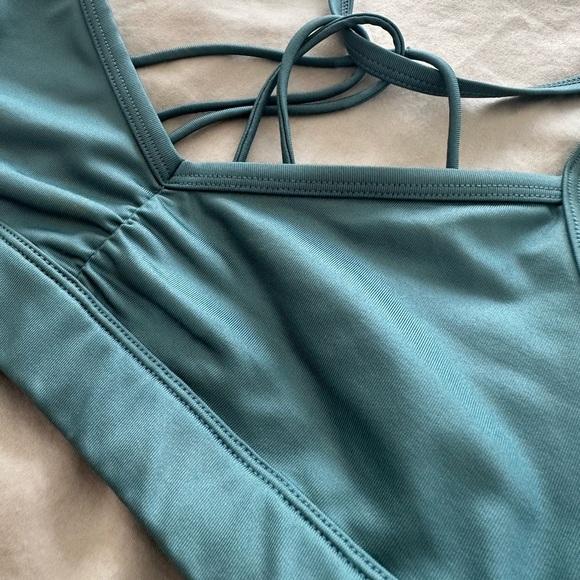 Alo Yoga Sunny Strappy Bra in Seagrass Glossy - Size XS - Picture 3 of 6